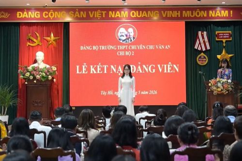 Trường THPT chuyên Chu Văn An kết nạp đảng viên dịp 19/5