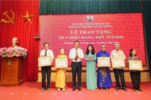Đảng ủy phường Hai Bà Trưng trao Huy hiệu Đảng đợt 19/5