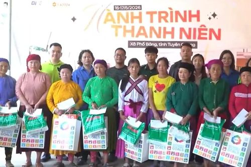Hơn 200 học sinh vùng cao được khám sức khỏe miễn phí