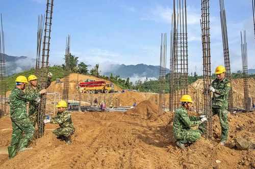Gấp rút thi công trường học liên cấp trên vùng biên giới La Êê, Đà Nẵng