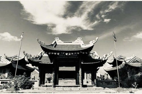 Người giữ chùa trên đảo Sơn Ca