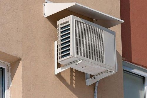 Cục nóng điều hòa để ngoài trời mưa nắng có cần che chắn không? Nhiều gia đình làm sai khiến máy nhanh hỏng, tốn điện hơn