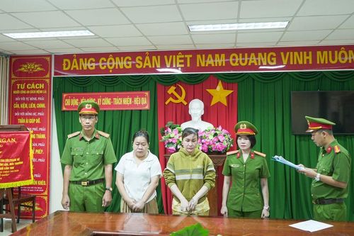 Bắt nữ giám đốc Công ty TNHH Huỳnh Hương Group cùng 'bạn làm ăn' Lầu Thị Giang SN 1984