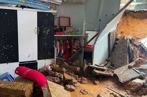 Mưa lớn giữa đêm khiến tường nhà bất ngờ đổ sập, bé gái 2 tuổi bị thương nặng