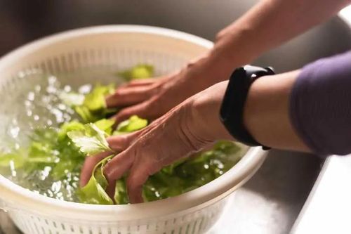 Những gia đình nào đang ngâm rau bằng nước muối mỗi ngày cần biết sự thật nguy hiểm này