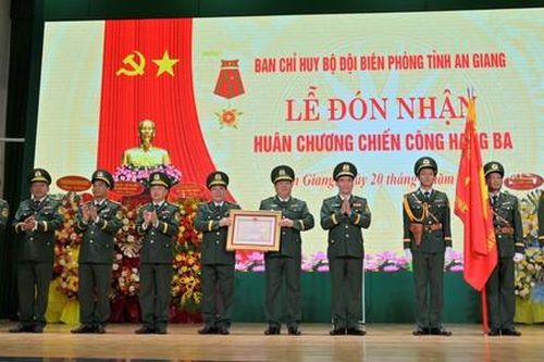 Bộ đội Biên phòng An Giang nhận Huân chương chiến công hạng Ba vì lập thành tích xuất sắc