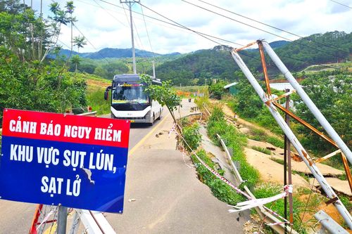 Đường quanh Đà Lạt nham nhở vết loét từ mùa mưa trước đến mùa mưa mới