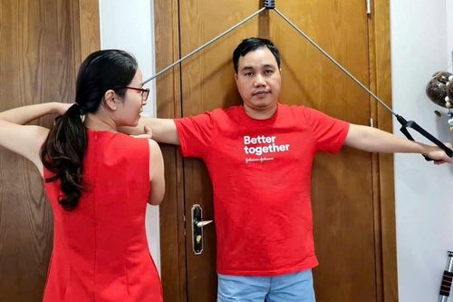 Vợ 'dìu' chồng vượt biến cố đột quỵ