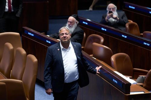 Bộ trưởng Israel đăng video nhóm người trên tàu tới Gaza bị trói tay, quỳ gối