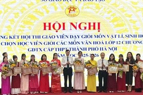 Hà Nội trao thưởng giáo viên, học viên giỏi giáo dục thường xuyên