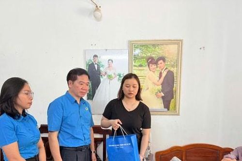 Thăm, hỗ trợ nữ công nhân môi trường bị tai nạn lao động nghiêm trọng