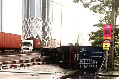 Xe container lật trên cầu vượt Lê Hồng Phong, giao thông ùn tắc kéo dài