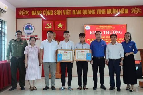 Trao Huy hiệu 'Tuổi trẻ dũng cảm' cho 2 học sinh cứu người trên sông Con