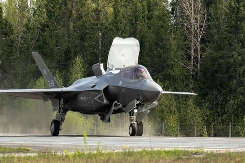 Tiêm kích tàng hình F-35B lần đầu cất hạ cánh trên cao tốc Phần Lan