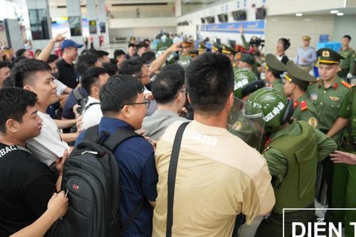 Hơn 300 người tham gia diễn tập khẩn nguy an ninh tại sân bay Nội Bài