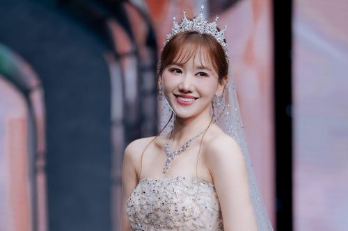 Vợ Trấn Thành diện váy cưới đính hơn 1.000 viên đá Swarovski