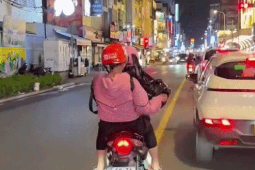 Công an vào cuộc vụ người phụ nữ nghi rải vàng mã xuống đường ở TP.HCM