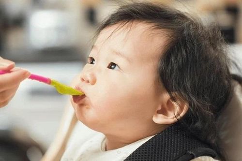 Vì sao trẻ ngậm thức ăn trong miệng, quyết không chịu nuốt?