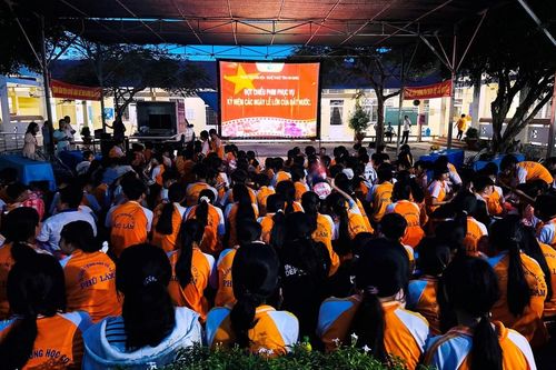 Chiếu phim về Bác Hồ phục vụ học sinh, nhân dân xã Phú Lâm
