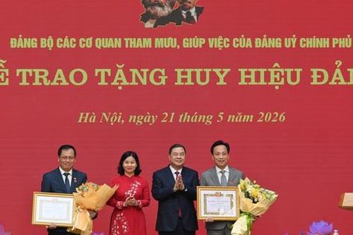 Phó Thủ tướng Thường trực Phạm Gia Túc trao Huy hiệu Đảng cho đảng viên Đảng bộ Chính phủ