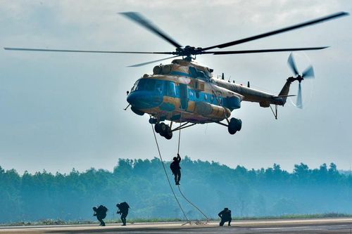 Rèn luyện đổ bộ đường không cho lực lượng trinh sát đặc nhiệm
