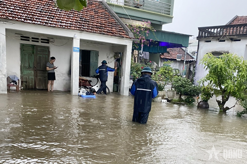 Quảng Ninh: LLVT xã Quảng Hà tích cực hỗ trợ nhân dân khắc phục hậu quả do mưa lớn