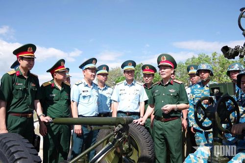 Thượng tướng Phạm Trường Sơn kiểm tra tại Tiểu đoàn 24 (Sư đoàn 377)