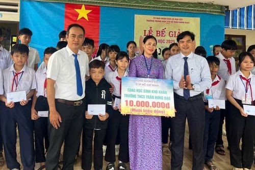 Trao hơn 100 suất quà cho học sinh vượt khó học giỏi
