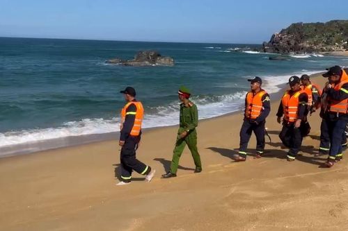 Nam thiếu niên bị sóng cuốn mất tích