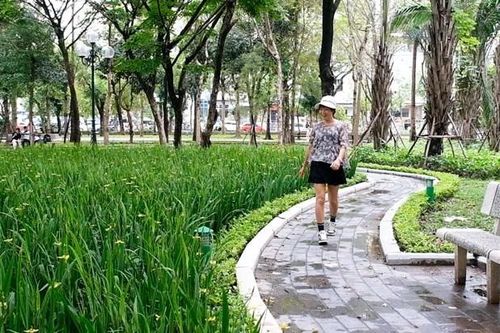 [VIDEO] Không khí Hà Nội trong lành, người dân đổ ra công viên từ sáng sớm