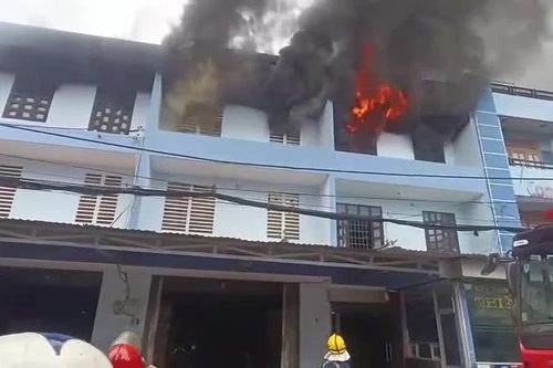 Kho điện máy bốc cháy dữ dội, công nhân lao vào cứu hàng hóa