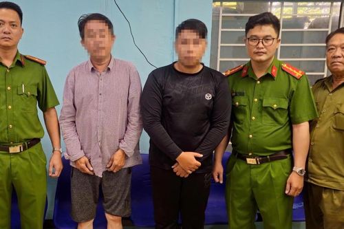 Hai người đàn ông đánh nhau vì mâu thuẫn khi tham gia giao thông