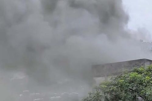 Cháy căn hộ tập thể ở Hà Nội, giải cứu 2 người cao tuổi mắc kẹt