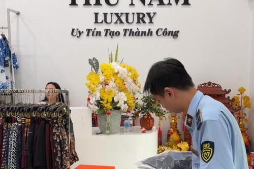 Hà Nội: Đội QLTT số 14 thu giữ gần 1.800 sản phẩm thời trang có dấu hiệu giả mạo nhãn hiệu nổi tiếng