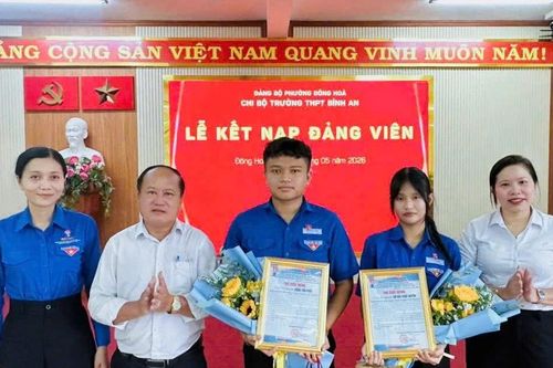 Hai học sinh lớp 12 ở TPHCM được kết nạp Đảng trước ngày thi tốt nghiệp THPT