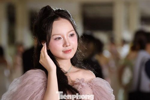 Nữ sinh rạng rỡ trong dạ hội cuối khóa