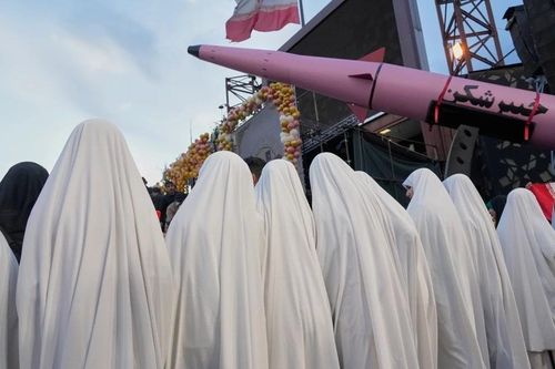 Tên lửa xuất hiện giữa lễ cưới, Iran 'lên dây cót' toàn dân