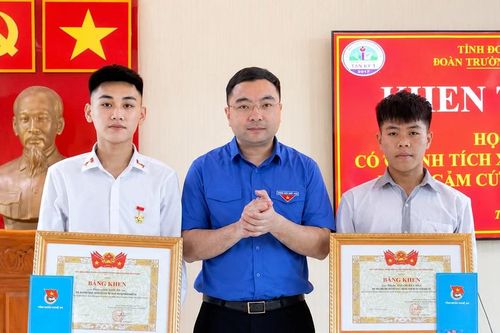 Trao huy hiệu Tuổi trẻ dũng cảm cho 2 học sinh Nghệ An