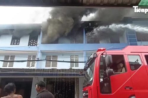 [Clip] Cháy kho hàng điện máy ở TPHCM, thiêu rụi nhiều tài sản