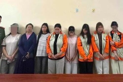 Triệu tập nhóm nữ sinh đánh bạn trong nhà vệ sinh