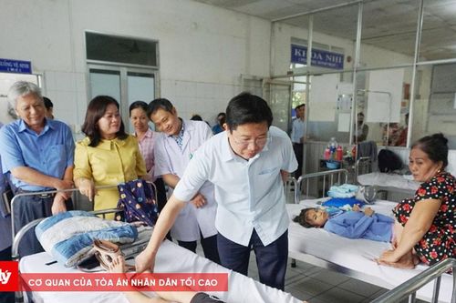 Hàng chục học sinh nghi ngộ độc sau bữa ăn trưa