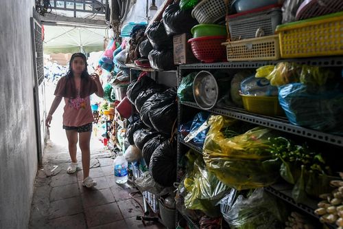 Tình trạng thụt vào vỉa hè nhưng thò ra trong ngõ ở Hà Nội