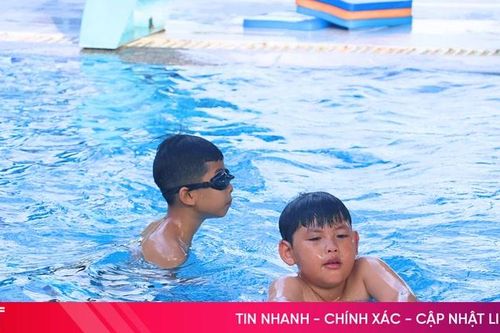 Nhiều em nhỏ đến bể bơi 'giải nhiệt' đầu hè