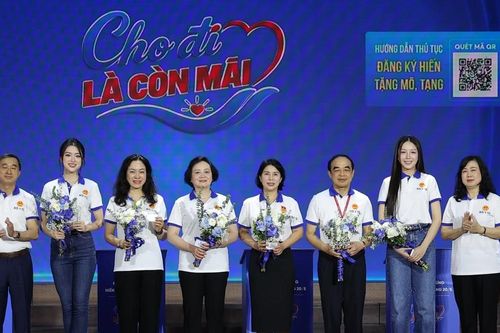 Dàn hậu Việt lan tỏa lối sống nhân ái với thông điệp 'Cho đi là còn mãi'