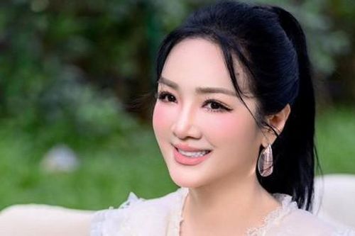 'Phú bà kín tiếng' của Vbiz: U60 'xin một vé về tuổi thơ'