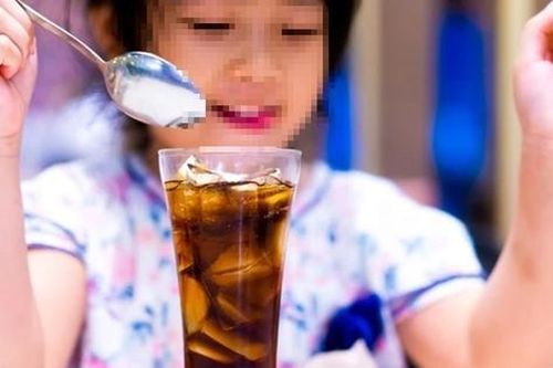 Bé gái 12 tuổi thủng ruột vì mắc sai lầm này khi uống nước theo cách 'vạn người mê'