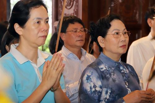 Chủ tịch Hội LHPN Việt Nam Lê Thị Thủy dâng hương tại Bến tàu không số K15, Hải Phòng