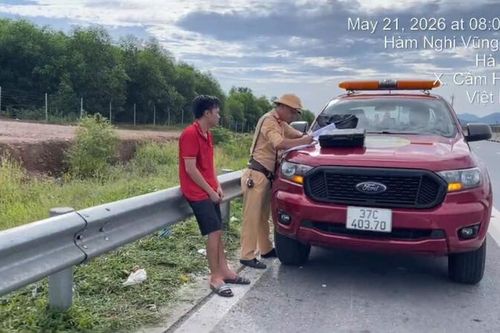 Xử phạt tài xế xe tải đi ngược chiều trên cao tốc vì 'chưa tỉnh ngủ'