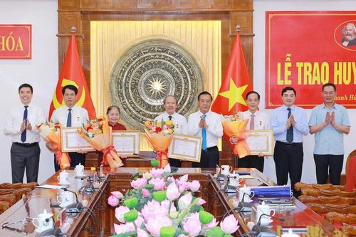 Trao tặng Huy hiệu Đảng cho các đồng chí lãnh đạo, nguyên lãnh đạo tỉnh