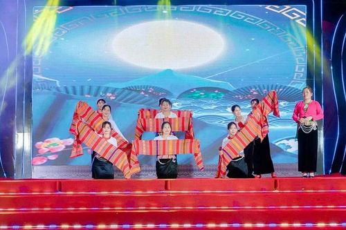 Giữ hồn văn hóa bản địa